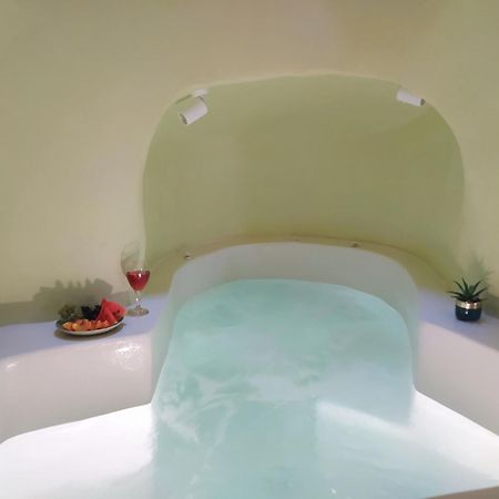 Santorini Oasis- Cave House Villa Fíra Kültér fotó