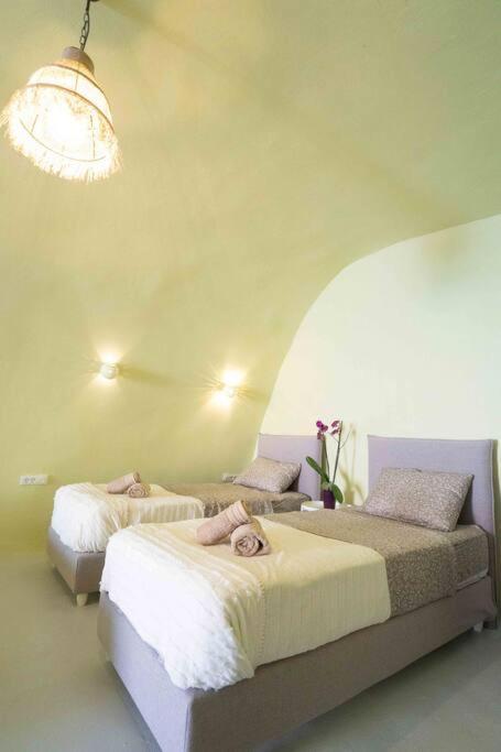 Santorini Oasis- Cave House Villa Fíra Kültér fotó