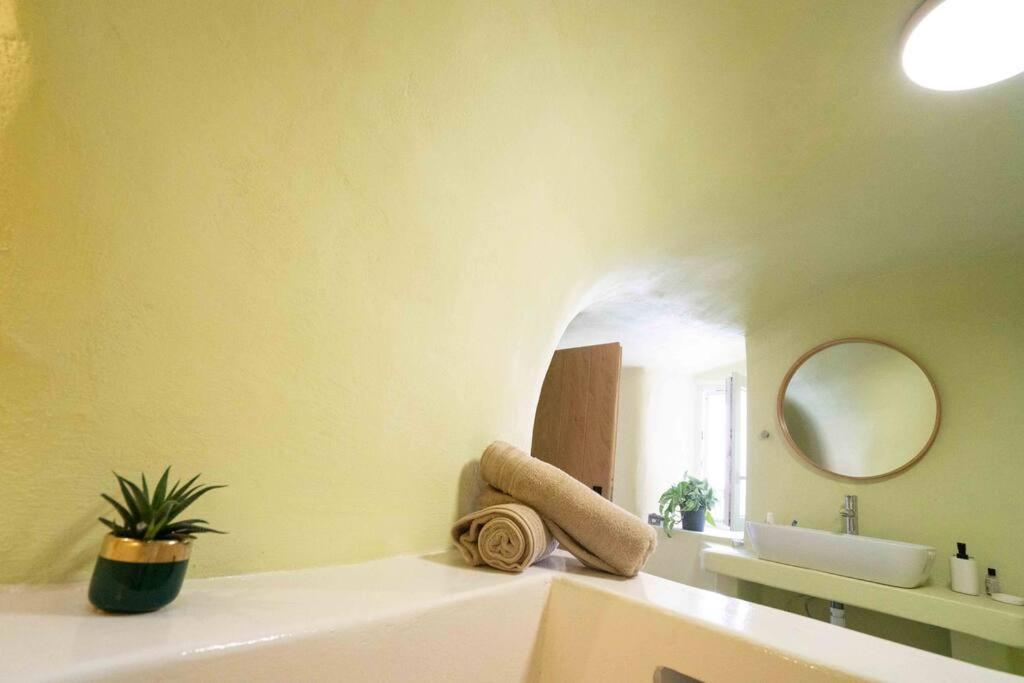 Santorini Oasis- Cave House Villa Fíra Kültér fotó