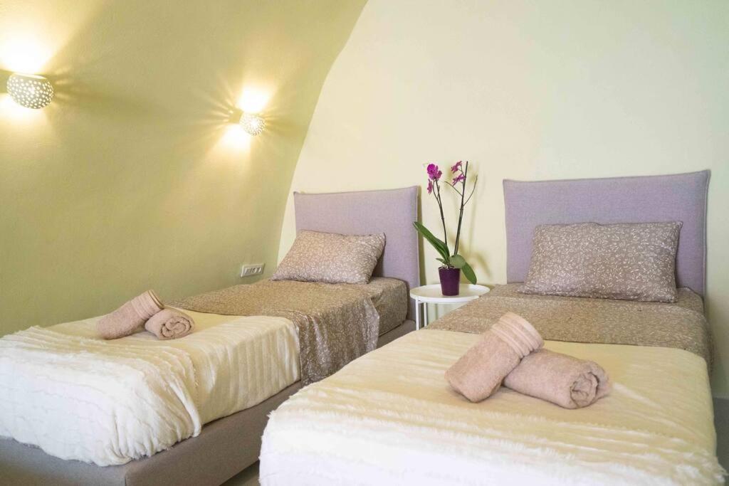 Santorini Oasis- Cave House Villa Fíra Kültér fotó