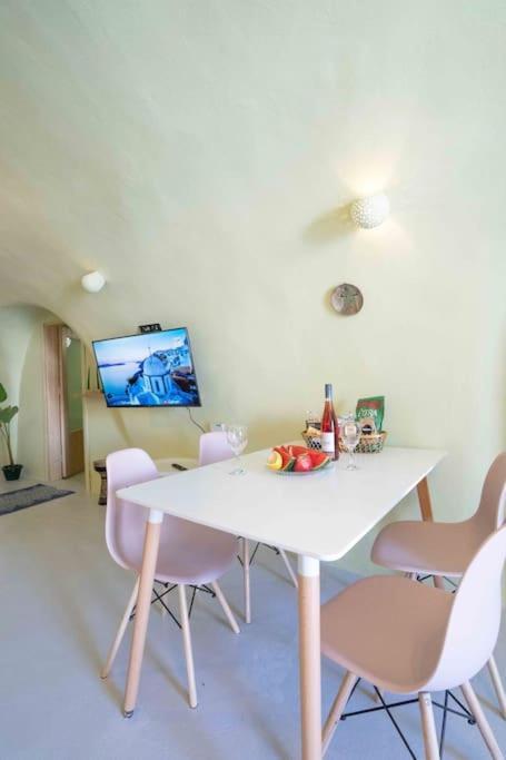 Santorini Oasis- Cave House Villa Fíra Kültér fotó