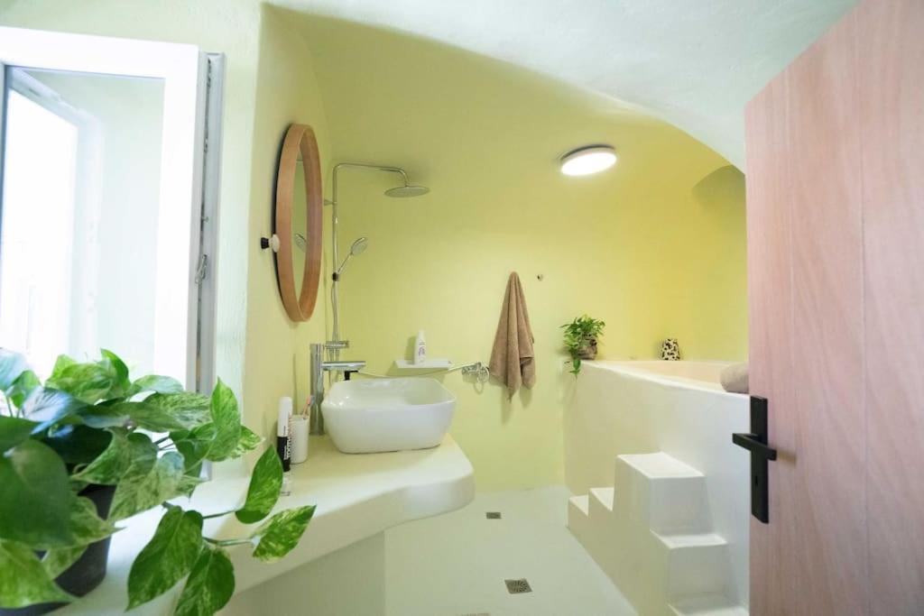 Santorini Oasis- Cave House Villa Fíra Kültér fotó
