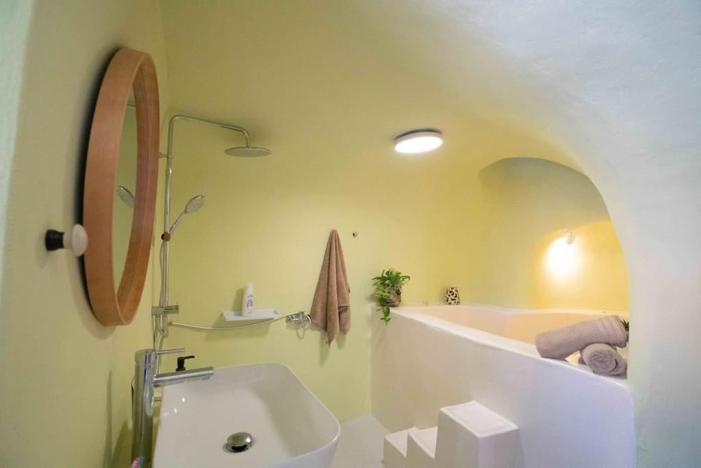 Santorini Oasis- Cave House Villa Fíra Kültér fotó