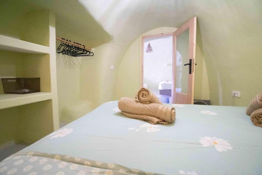 Santorini Oasis- Cave House Villa Fíra Kültér fotó
