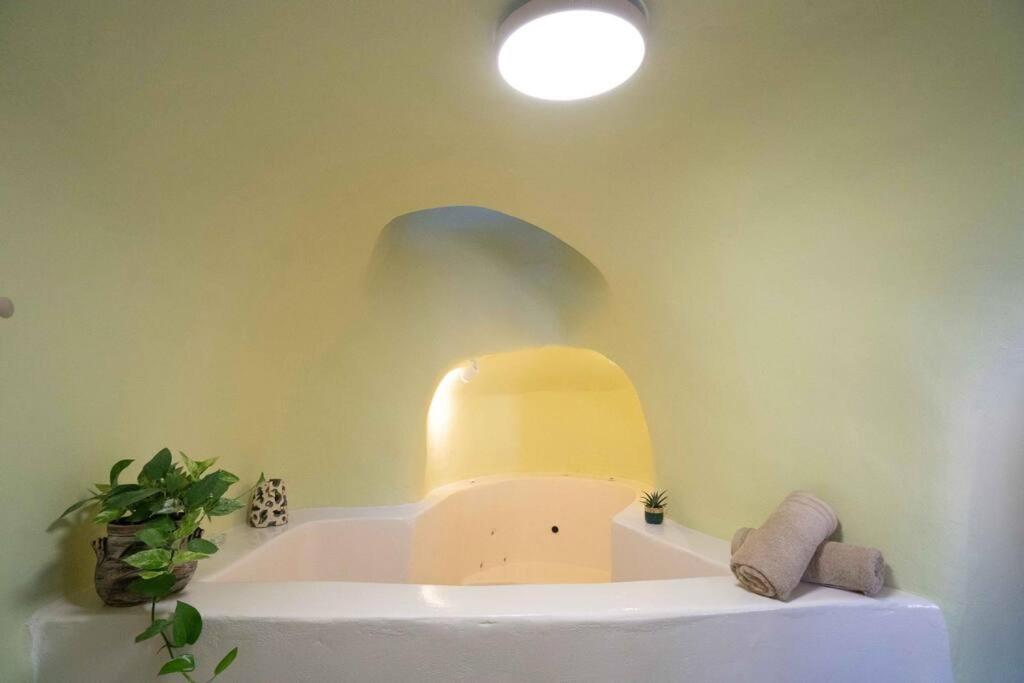 Santorini Oasis- Cave House Villa Fíra Kültér fotó