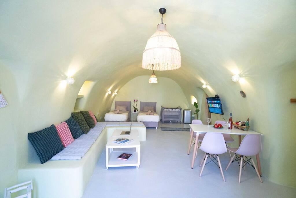 Santorini Oasis- Cave House Villa Fíra Kültér fotó
