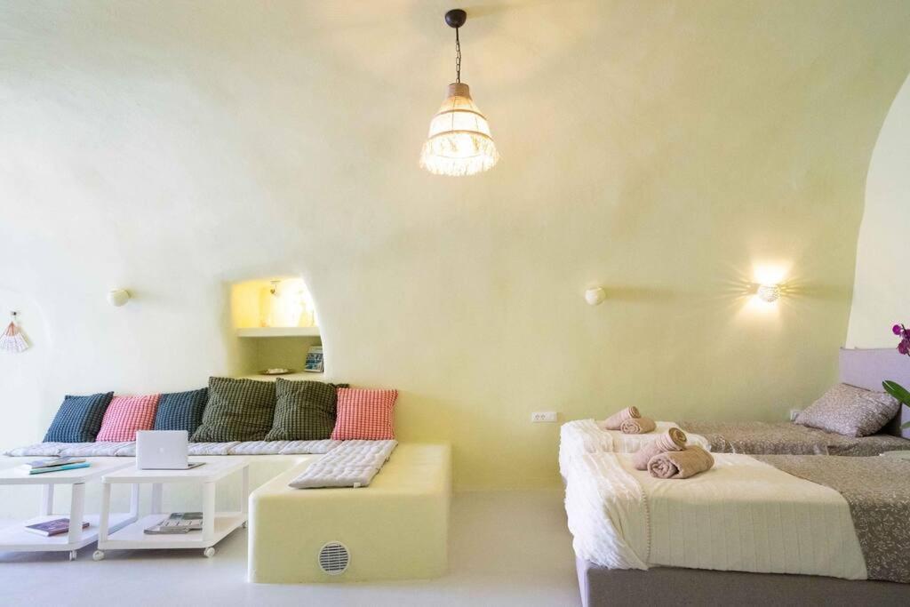 Santorini Oasis- Cave House Villa Fíra Kültér fotó