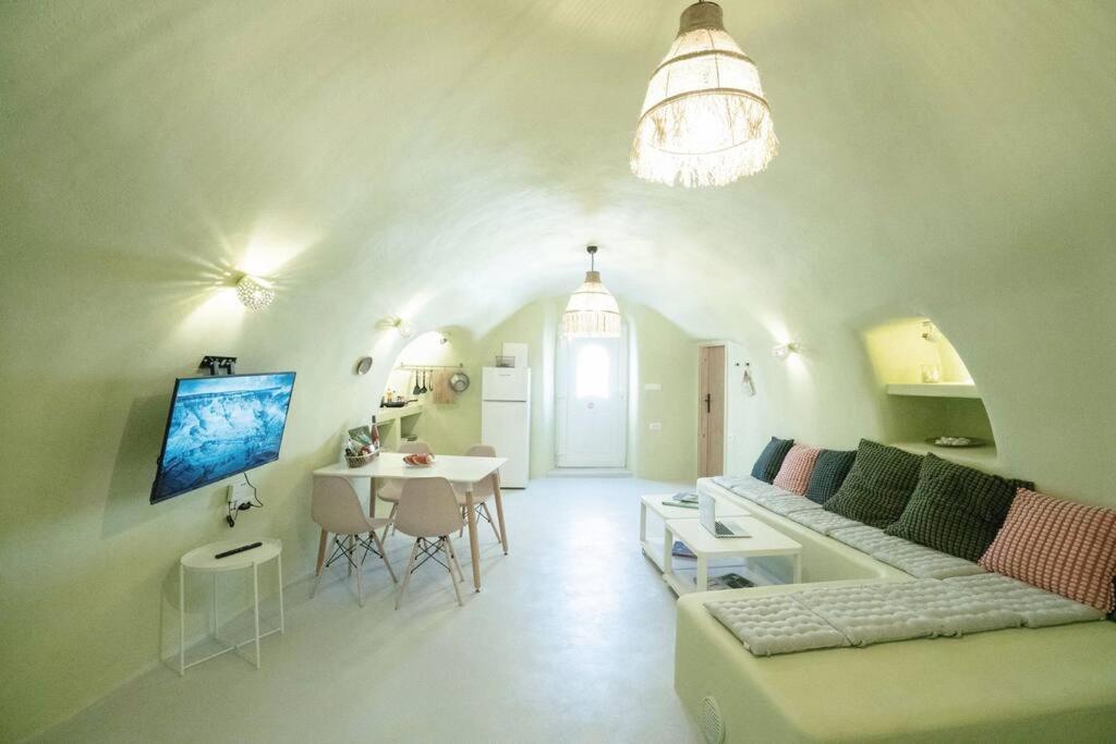 Santorini Oasis- Cave House Villa Fíra Kültér fotó